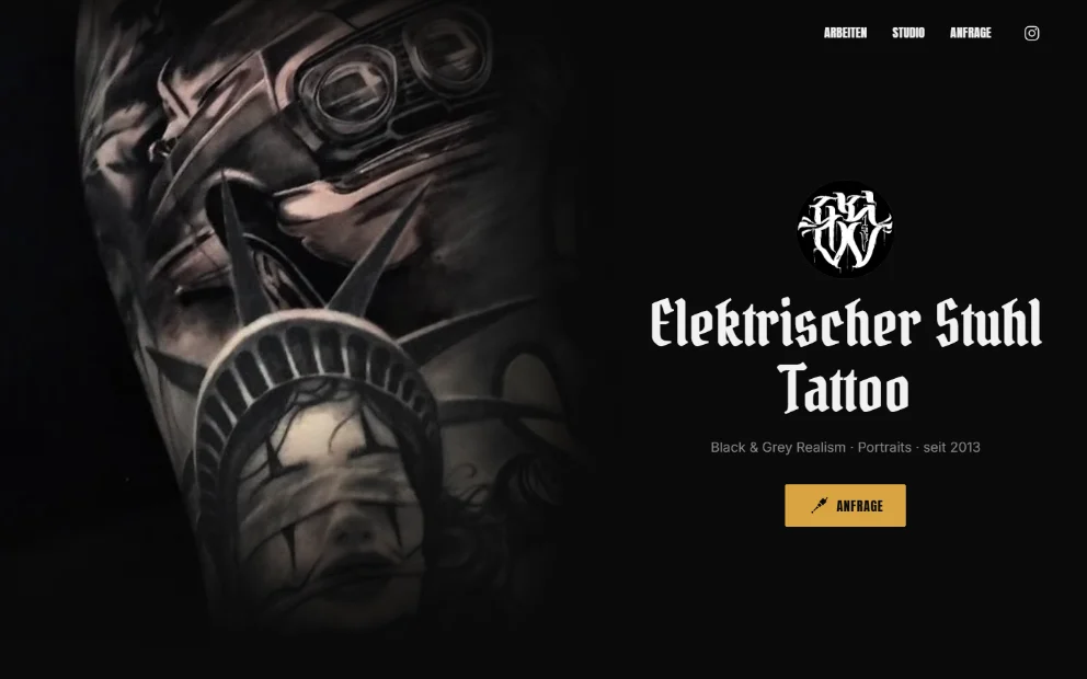 Startseite von Elektrischer Stuhl Tattoo: großflächige Schwarz-Weiß-Tätowierung auf dunklem Grund, rechts Emblem, Schriftzug und ein Anfrage-Button